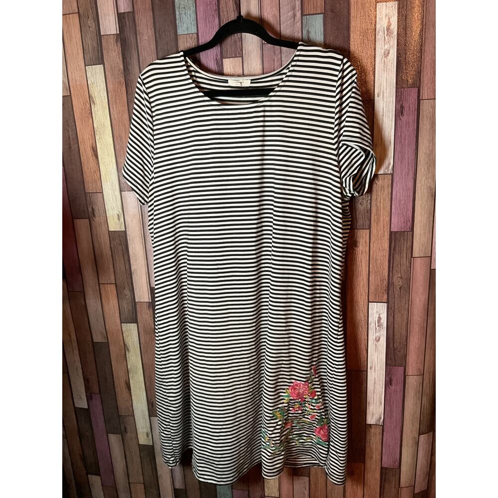 Black and White Striped Knit Dress Floral Embroidery Near Hem Women’s Size 0X